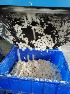 新鮮山藥手工削皮，制片